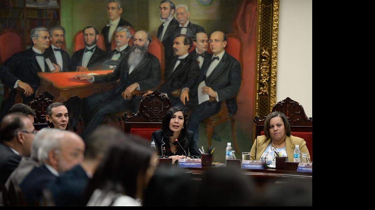 La Presidente de la Corte Suprema de Justicia Gladys María Gutiérrez, habla durante una reunión con los jueces del Tribunal Supremo, en Caracas, el 23 de diciembre.