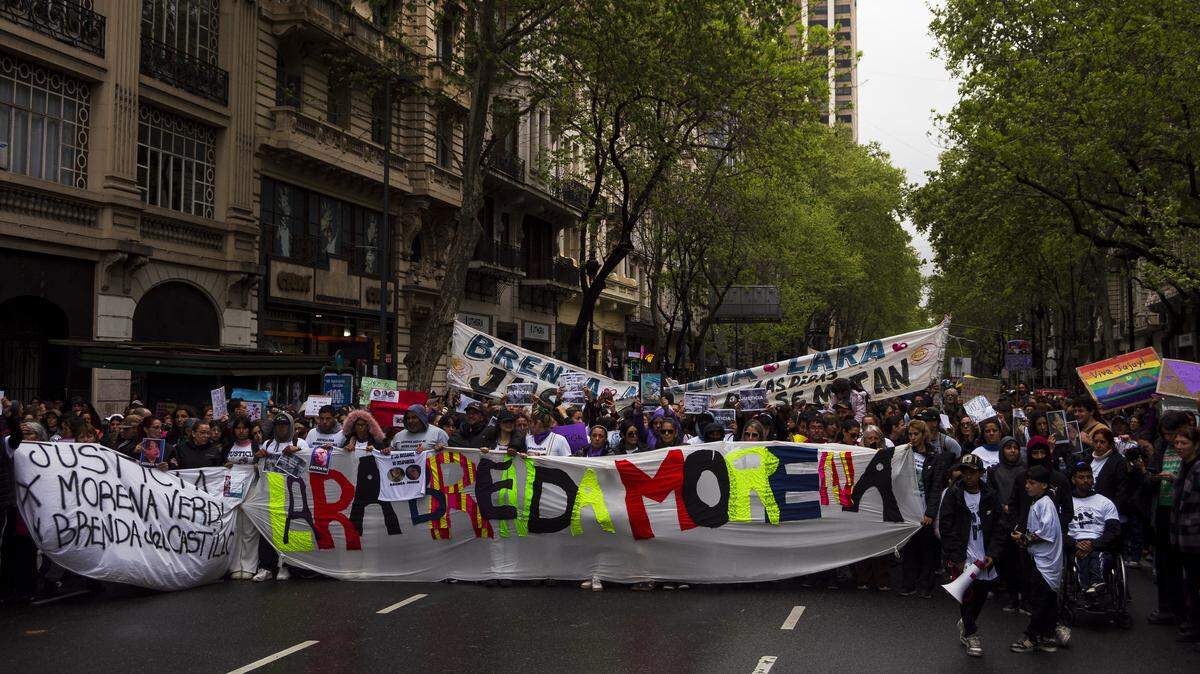 Miles de personas participan en una protesta para exigir justicia para las víctimas de feminicidio Morena Verdi y Brenda Loreley Del Castillo, ambas de 20 años, y Lara Morena Gutiérrez, de 15 años, el sábado 27 de septiembre de 2025, en Buenos Aires, Argentina.
