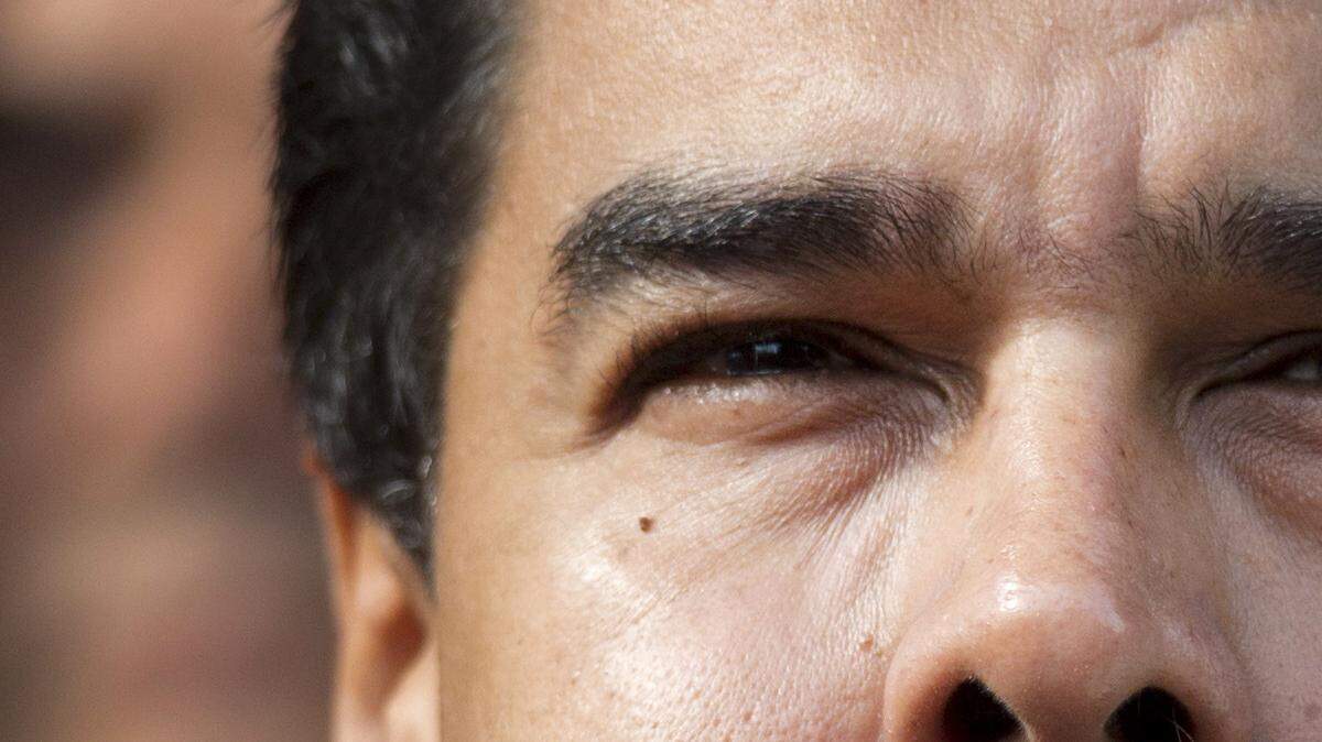 “Todas estas acciones de provocación nuevas, inusuales, extraordinarias de amenaza contra Venezuela serán denunciadas ante la ONU, la Unasur, la Celac, la Alba y otros organismos”, manifestó el jefe de Estado en una llamada telefónica al canal VTV.