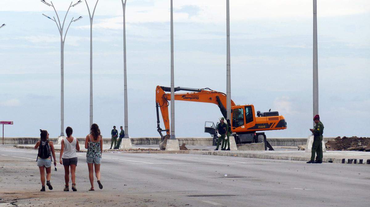 Jóvenes caminan por el malecón de La Habana. Foto de archivo. 