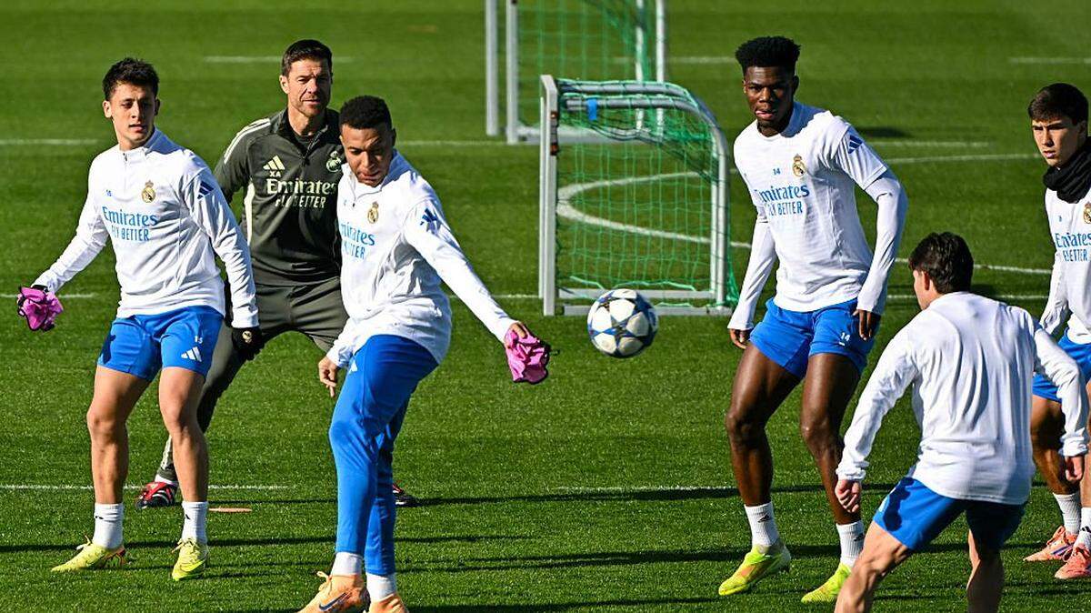 Jugadores del Real Madrid y el técnico Xabi Alonso participan en un entrenamiento el martes, previo al partido contra Olympiacos en la Liga de Campeones. 