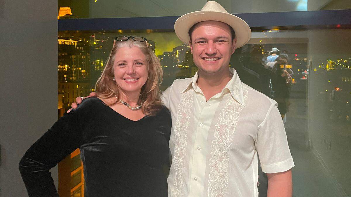 La periodista y escritora Mirta Ojito con su hijo mayor, el actor Juan Arturo Villar-Ojito, quien narra con ella la versión en audiobook de sus memorias sobre Cuba y el éxodo del Mariel, ‘Finding Mañana’.