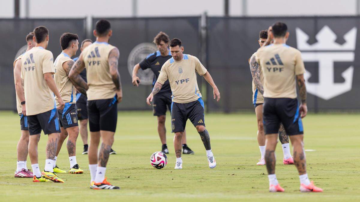 El delantero Lionel Messi (centro) entrena con sus compañeros de equipo de la selección argentina en una práctica en las instalaciones del Inter Miami, el 5 de junio de 2024 en Fort Lauderdale.