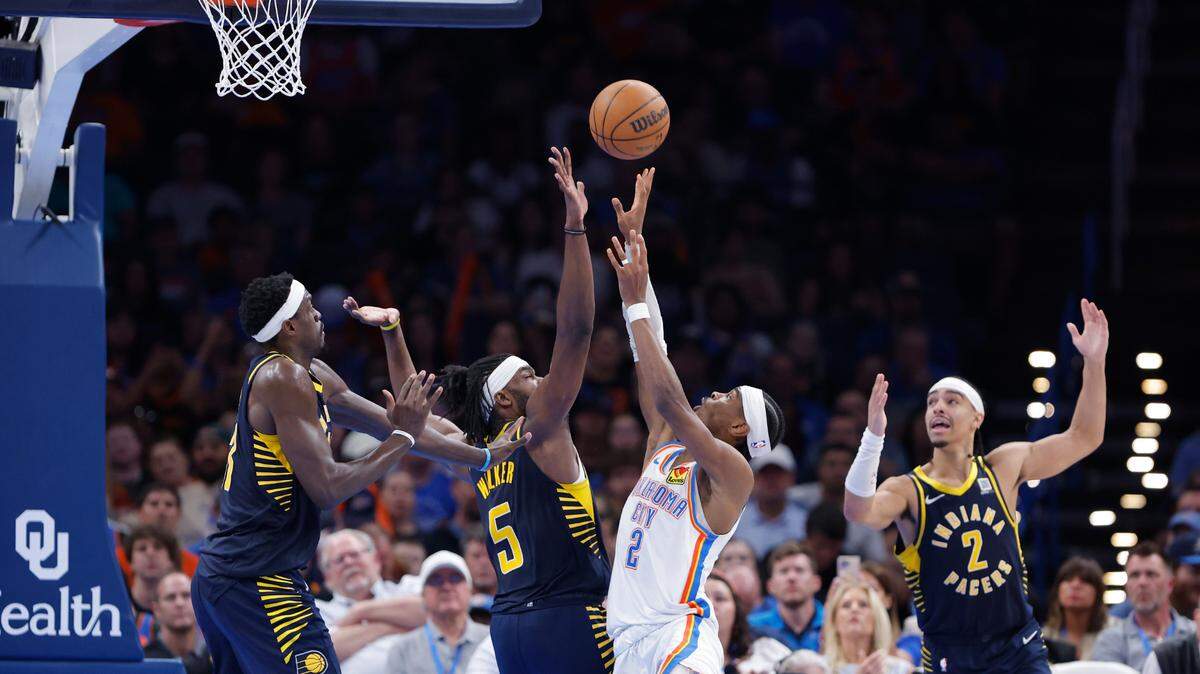 El armador del Thunder, Shai Gilgeous-Alexander (2), dispara al aro ante la defensa de los Pacers de Indiana, en el partido celebrado el 29 de marzo de 2025 en Oklahoma City.