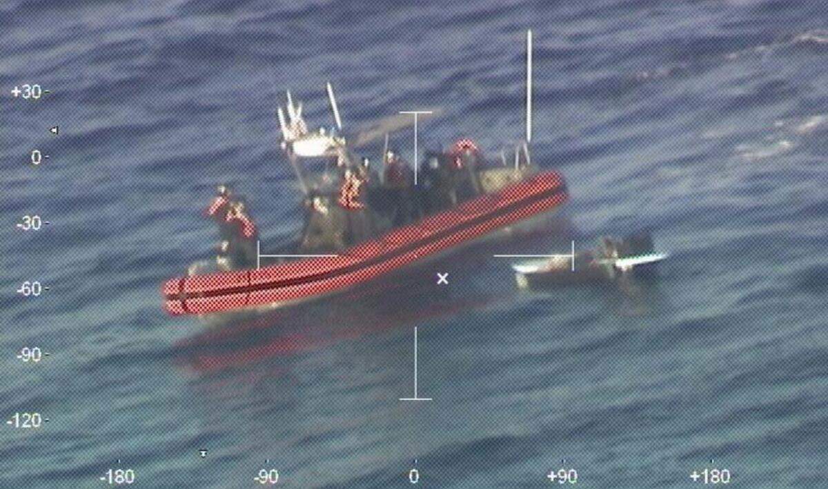 Los guardacostas de Estados Unidos rescataron a dos cubanos que fueron reportados como desaparecidos y que navegaban en una precaria embarcación construida con una table de surf.