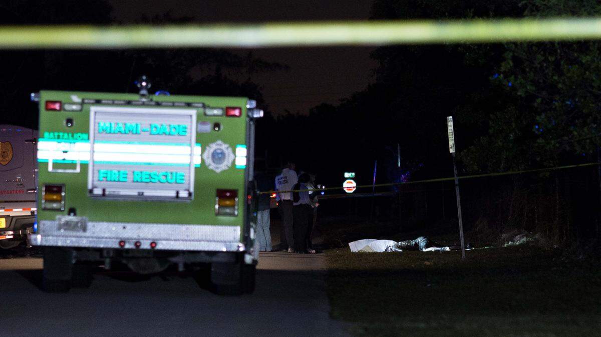 El cuerpo fue descubierto cerca de las 8 p.m. en Northwest 12 Avenue y 142 Street, cerca del Mount Sinai Memorial Park Cemetery.