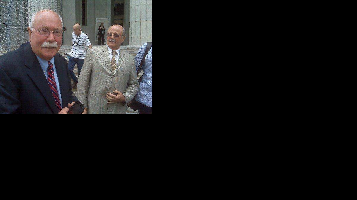 Gustavo Villoldo junto a su hermano Alfredo a la salida de la corte de Miami-Dade.
