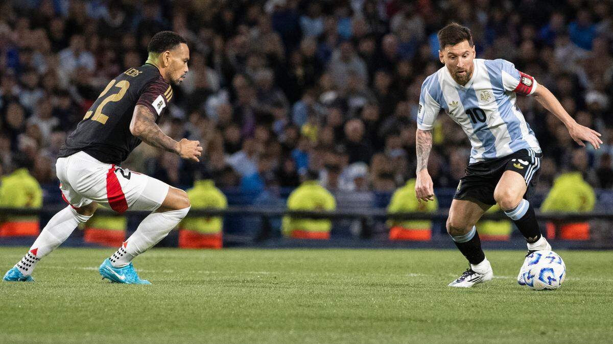 El delantero de Argentina Lionel Messi conduce la pelota en el partido ante Perú en la eliminatoria mundialista, celebrado el 19 de noviembre de 2024 en Buenos Aires.