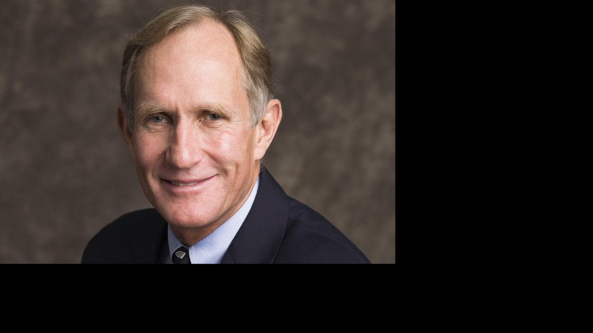 "Peter Agre" por Nobel Media - Imagen de Prensa de of Peter Agre, Nobel  de Química 2003 del portald e web oficial. Licensed under CC BY 3.0 via Wikimedia Commons