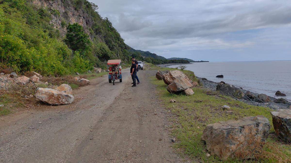 Los deslaves por los terremotos del 10 de noviembre cerca de Granma, causaron daños en la carreta sur que comunica a esa provincia con Santiago de Cuba.