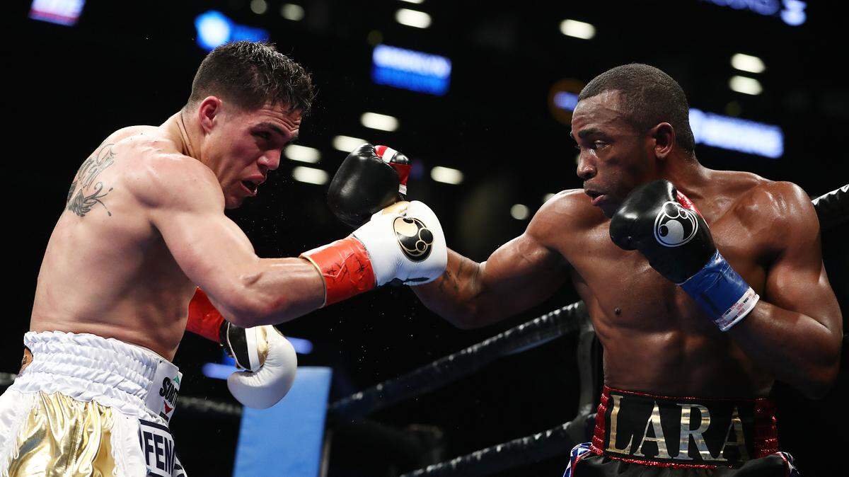 Erislandy Lara (der.) lanza un golpe a Brian Castaño en la pelea celebrada el 2 de marzo de 2019 en el Barclays Center en Nueva York.