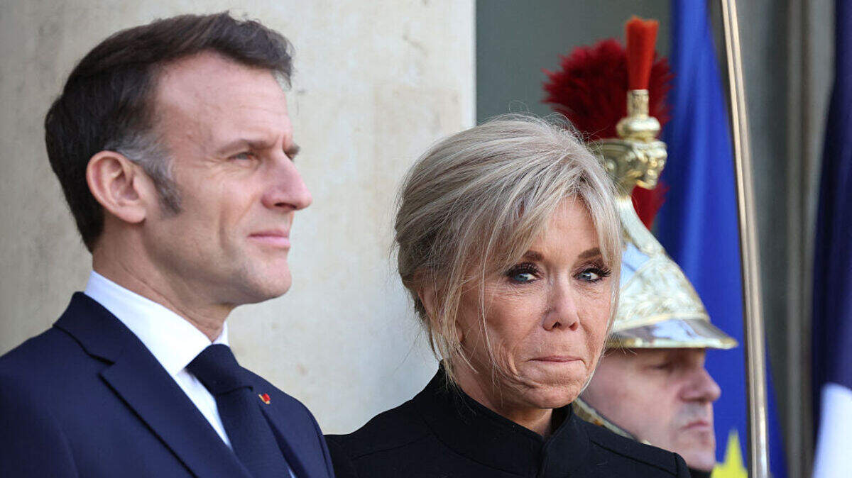 El presidente francés Emmanuel Macron y su esposa Brigitte Macron esperan al Rey de España Felipe VI en el Palacio del Elíseo, París, el 13 de enero de 2026. 