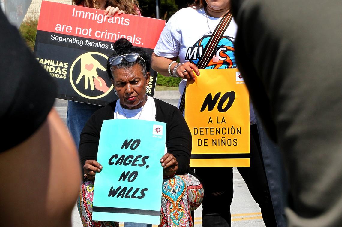 Activistas a favor de los inmigrantes y líderes comunitarios protestan frente al centro de detención de menores inmigrantes en Homestead, Florida, el 5 de marzo del 2019.