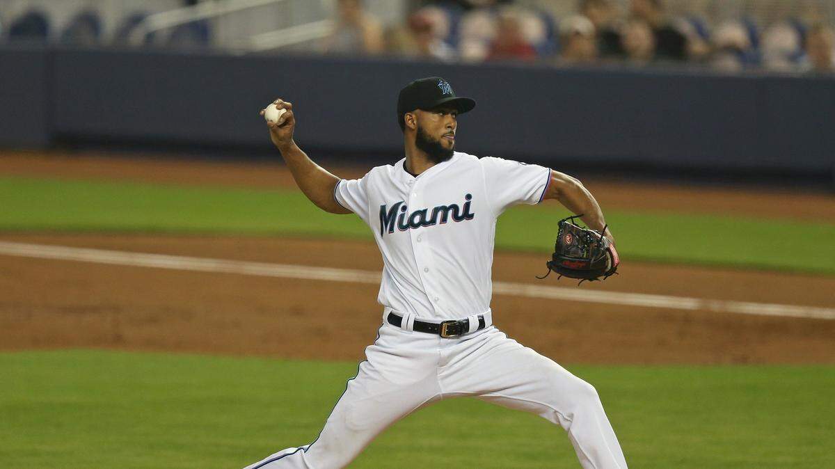 Sandy Alcántara lanza en el segundo inning del partido ante los Nacionales, el 27 de junio de 2019 en Miami.
