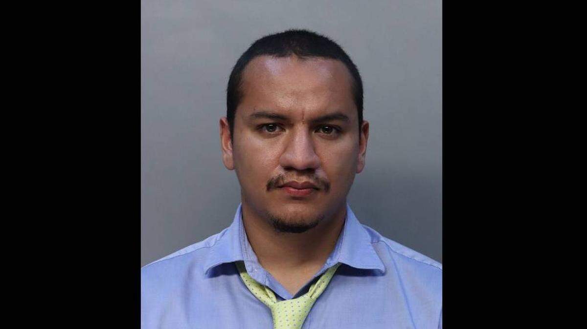 Jossie Calderón, maestro de una secundaria de Miami-Dade, es acusado de abuso lascivo contra dos estudiantes.