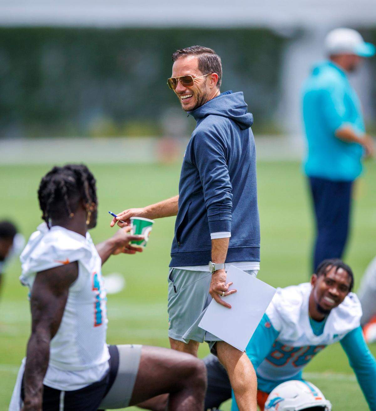 El entrenador de los Dolphins Mike McDaniel habla con los jugadores en una práctica en el centro de entrenamiento del equipo en el Hard Rock Stadium, en Miami Gardens, Florida, el 24 de mayo de 2022.