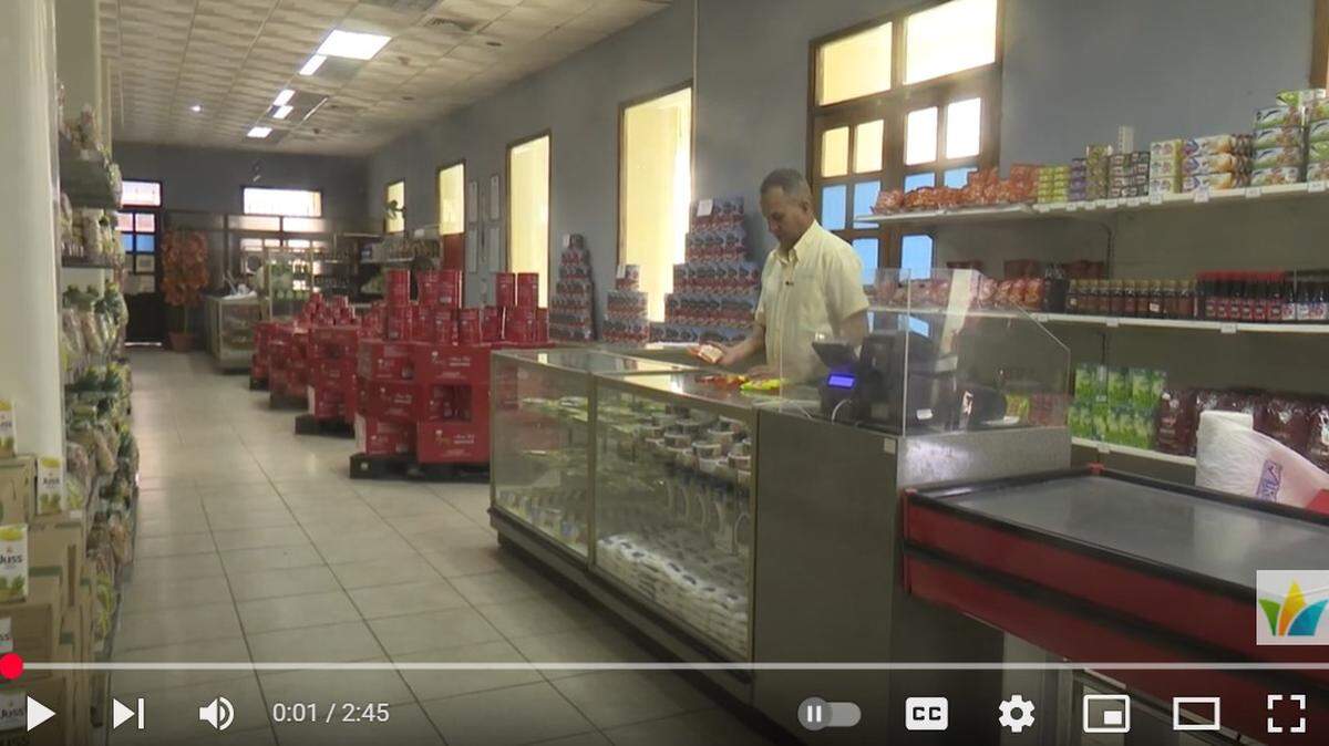 Nuevas tiendas en dólares de Ciego de Ávila, Cuba, recurren a la práctica habitual de devolver caramelos, chicles o caldos de pollo a cambio de dinero en las cajas.