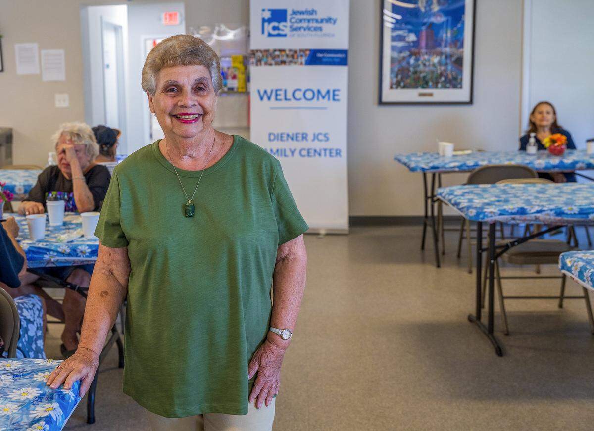 Carolyn Dahan, residente de Miami Beach durante los últimos 50 años, durante la hora del almuerzo en el Centro JCS Diener de Miami Beach, donde los miembros reciben numerosos servicios, como almuerzo, entretenimiento y clases de fitness durante todo el año. 