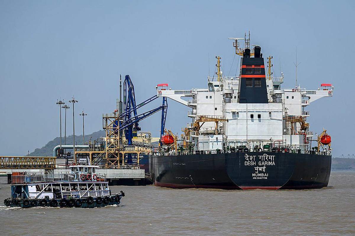 El *Desh Garima*, un buque cisterna de bandera india que transporta petróleo crudo y que transitó por el estrecho de Ormuz, permanece atracado en una terminal de descarga en la costa de Mumbai el 30 de abril de 2026. India, el tercer mayor comprador de petróleo del mundo, suele abastecerse de cerca de la mitad de su crudo a través del estrecho de Ormuz, una vía marítima vital que ha registrado apenas un goteo de tráfico desde que Estados Unidos e Israel lanzaron ataques contra Irán el 28 de febrero.