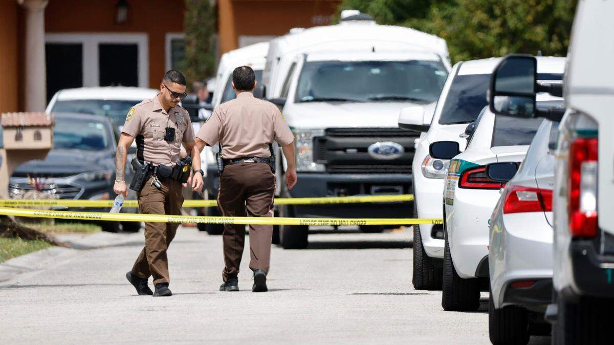 Agentes de la policía de Miami-Dade e investigadores en el lugar donde ocurrió un asesinato-suicidio, el 10 de marzo de 2023, en Miami Lakes. El Departamento de Policía de Miami-Dade (MDPD) ofrece una feria de trabajo el 13 de abril para informar sobre empleos disponibles de policía, despachadores y agentes que contestan llamadas al 911.