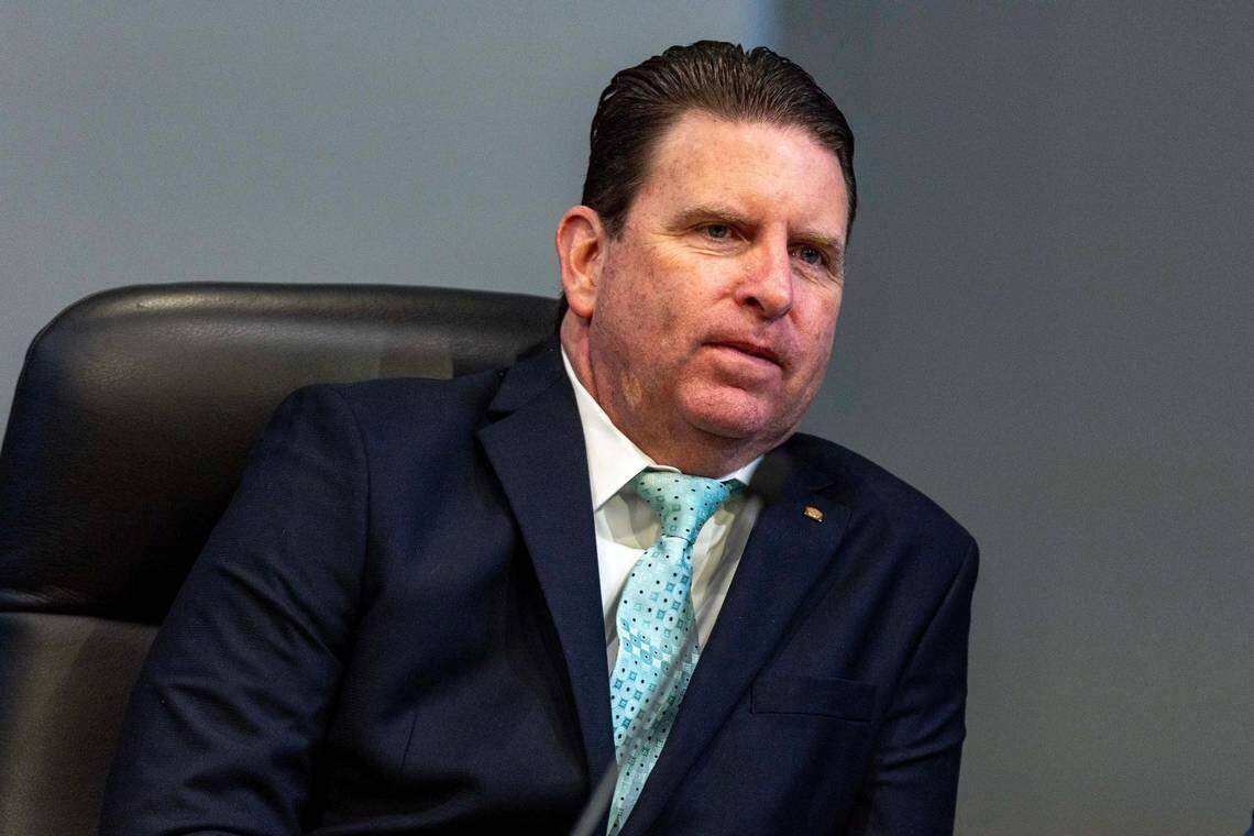 El fiscal municipal, George Wysong, escucha los comentarios del público durante una reunión de la comisión municipal el martes 17 de junio de 2025 en Miami, Florida. 