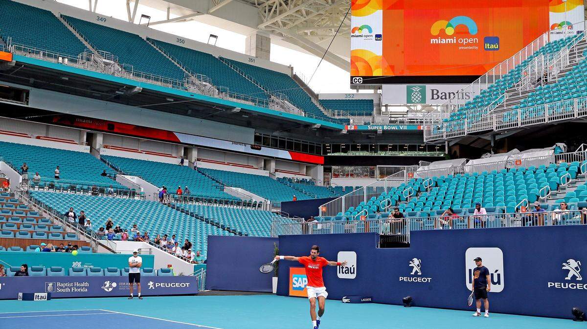 Novak Djokovic devuelve una pelota en una práctica en el Hard Rock Stadium, el 18 de marzo de 2019 en Miami Garden.