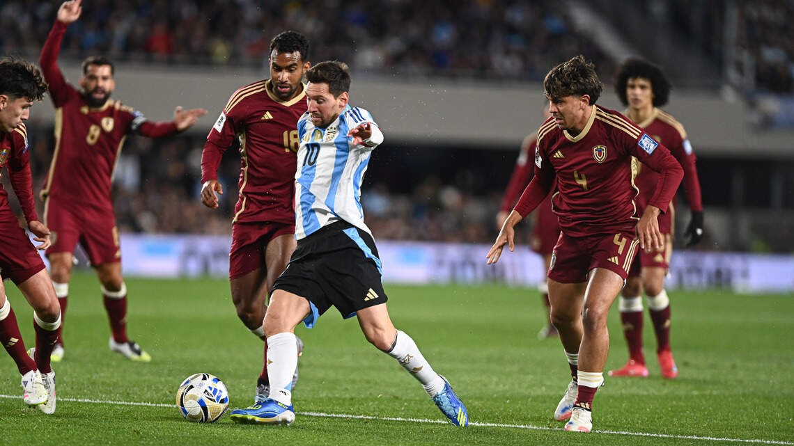 Messi se entrena con Argentina y jugará contra Venezuela en partido en Miami