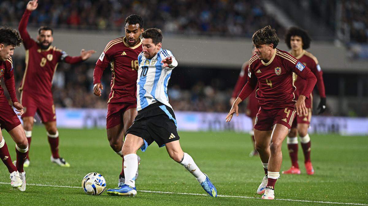 Los jugadores de la selección de Venezuela tratan de frenar al astro de Argentina Lionel Messi, en el partido de la eliminatoria sudamericana celebrado el 3 de septiembre de 2025 en Buenos Aires.