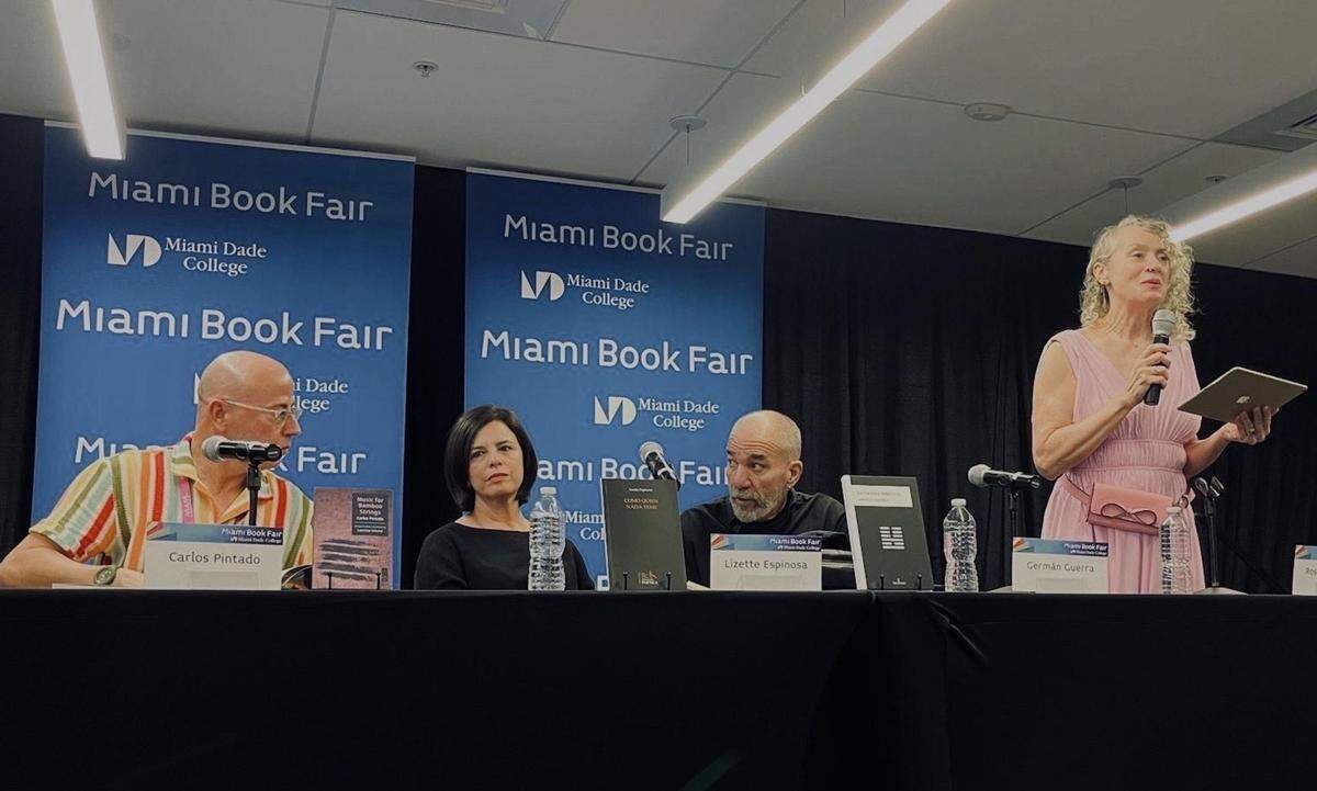 Los escritores Carlos Pintado, Lizette Espinosa y Germán Guerra en la presentación de sus poemarios en Miami Book Fair 2024; modera la escritora y actriz Rosie Inguanzo.