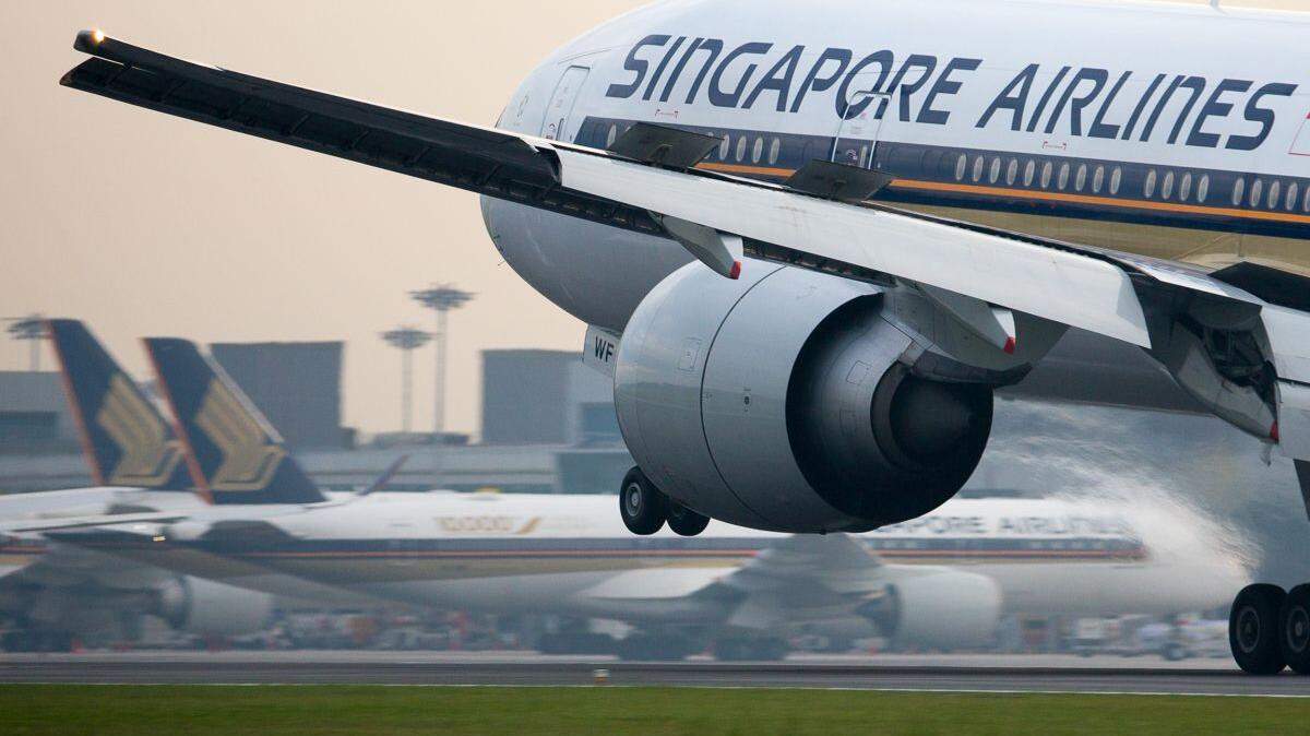 Un Boeing 777-300 de Singapore Airlines aterriza en el Aeropuerto Internacional Changi de Singapur en octubre de 2018.