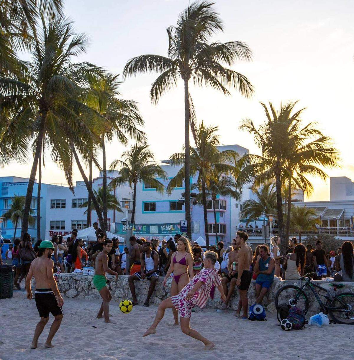 El público se divierte cerca del Parque Lummus durante las vacaciones de primavera, en Miami Beach, Florida, el sábado 18 de marzo de 2023.
