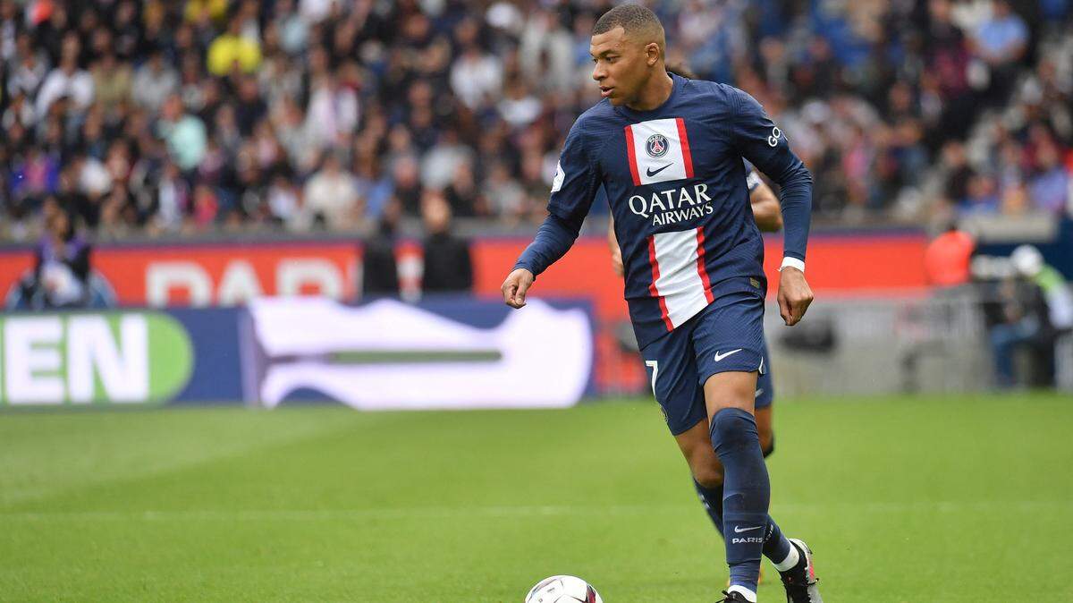 Según publica este miércoles L’Équipe, Kylian Mbappé no activará su temporada suplementaria con el Paris Saint-Germain  por lo que quedará libre en julio de 2024.