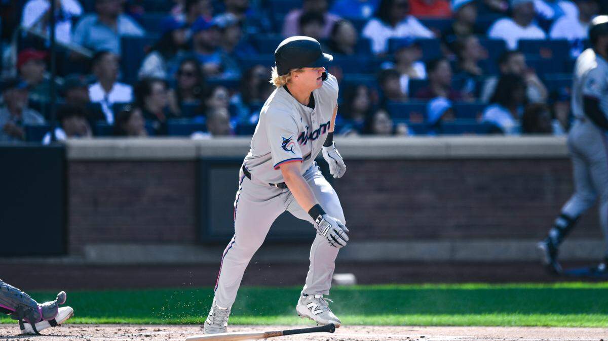 30 de agosto de 2025; Nueva York, EE. UU.; El jardinero de los Miami Marlins, Joey Wiemer (41), conecta un doblete impulsor de dos carreras contra los New York Mets durante la primera entrada en el Citi Field. Crédito obligatorio: John Jones-Imagn Images