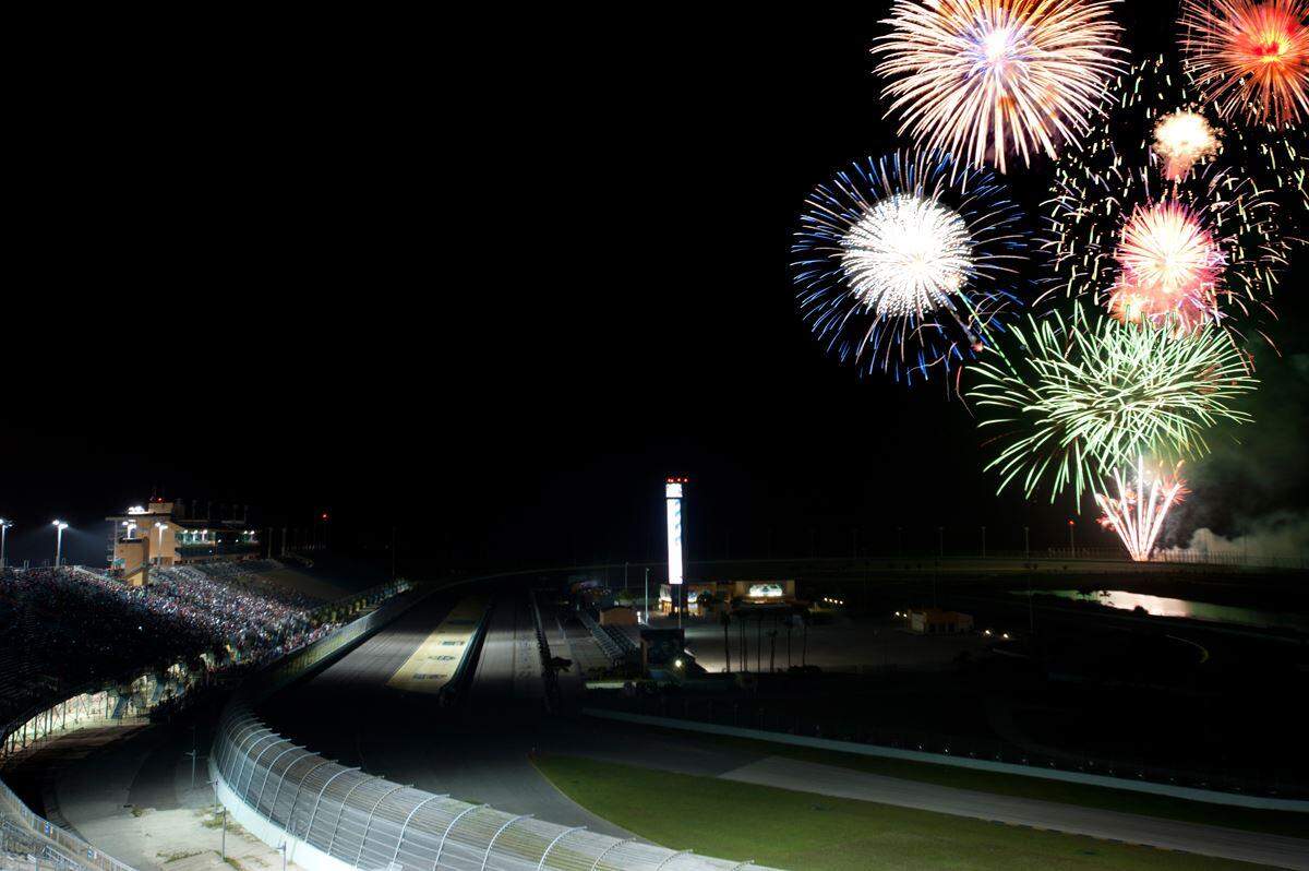 Celebración del Día de la Independencia en el Homestead-Miami Speedway, donde se lleva a cabo un emocionante espectáculo sin salir de auto: “Drive-in 4th July Celebration”.