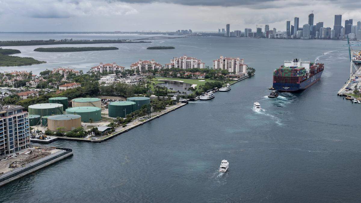 En una vista aérea, un terminal de combustible marino se encuentra en Fisher Island, donde ha abastecido a buques de carga y cruceros en PortMiami durante casi un siglo, el 2 de junio de 2026 en Miami, Florida.