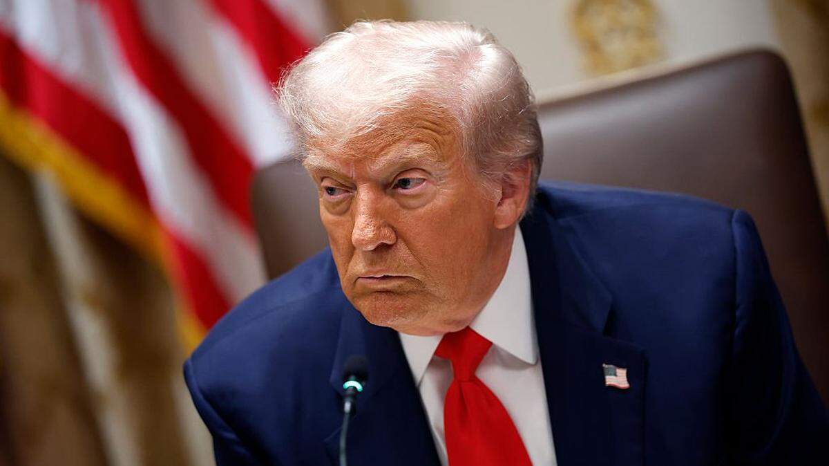 El presidente de Estados Unidos, Donald Trump, solicitó al Departamento de Justicia este martes una compensación de aproximadamente $230 millones por las investigaciones federales que se llevaron a cabo en su contra.