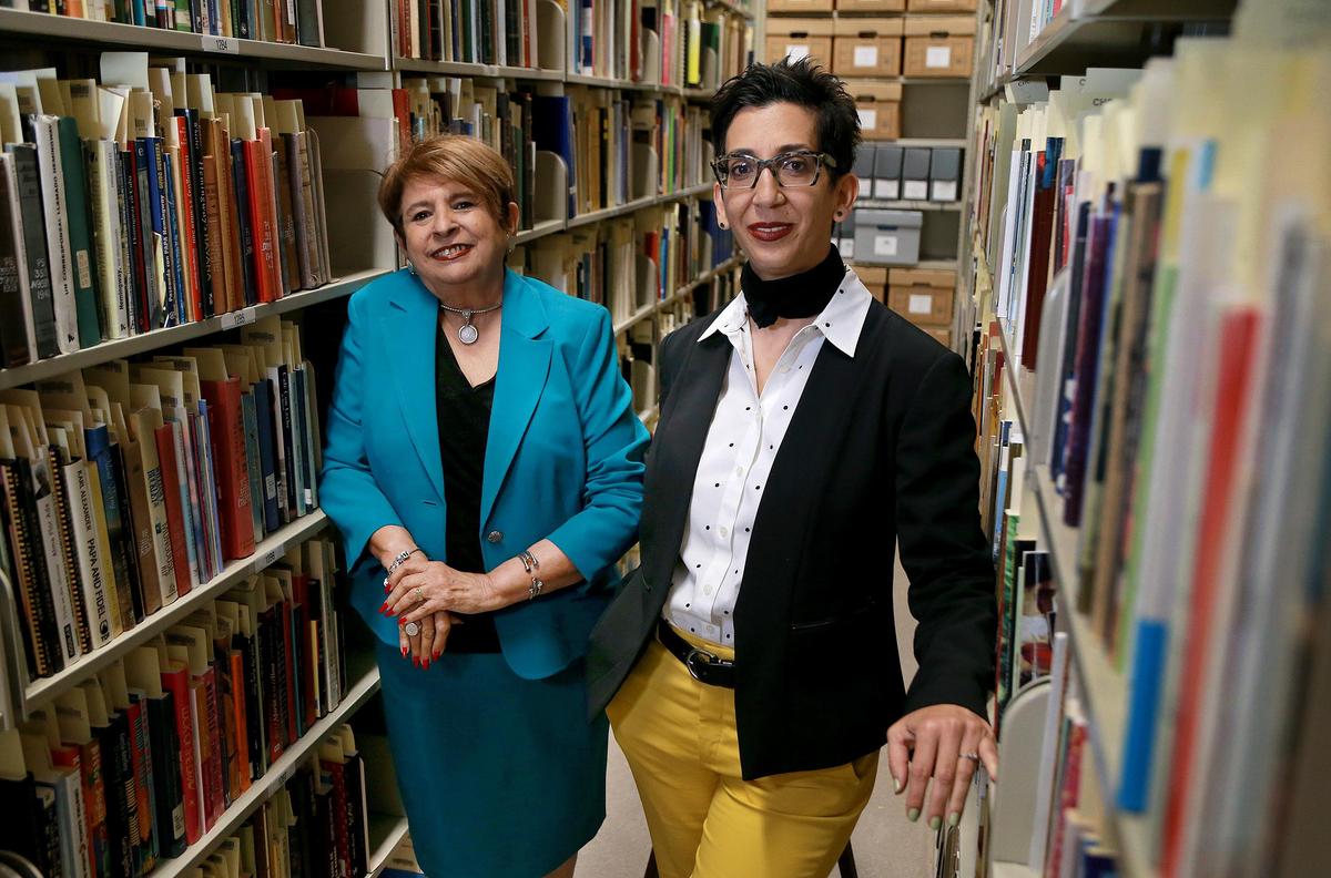 Gladys Gómez-Rossie, coordinadora de relaciones comunitarias (izq.), y Elizabeth Cerejido, directora de la Colección Herencia Cubana, quien ocupa además la cátedra Esperanza Bravo de Varona, en los archivos de la Colección en la biblioteca de la Universidad de Miami.
