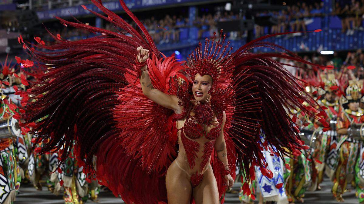 La reina de batería Virginia Fonseca, de Acadêmicos do Grande Rio, se presenta durante los desfiles del Carnaval 2026 en el Sambódromo da Marquês de Sapucaí el 18 de febrero de 2026 en Río de Janeiro, Brasil.
