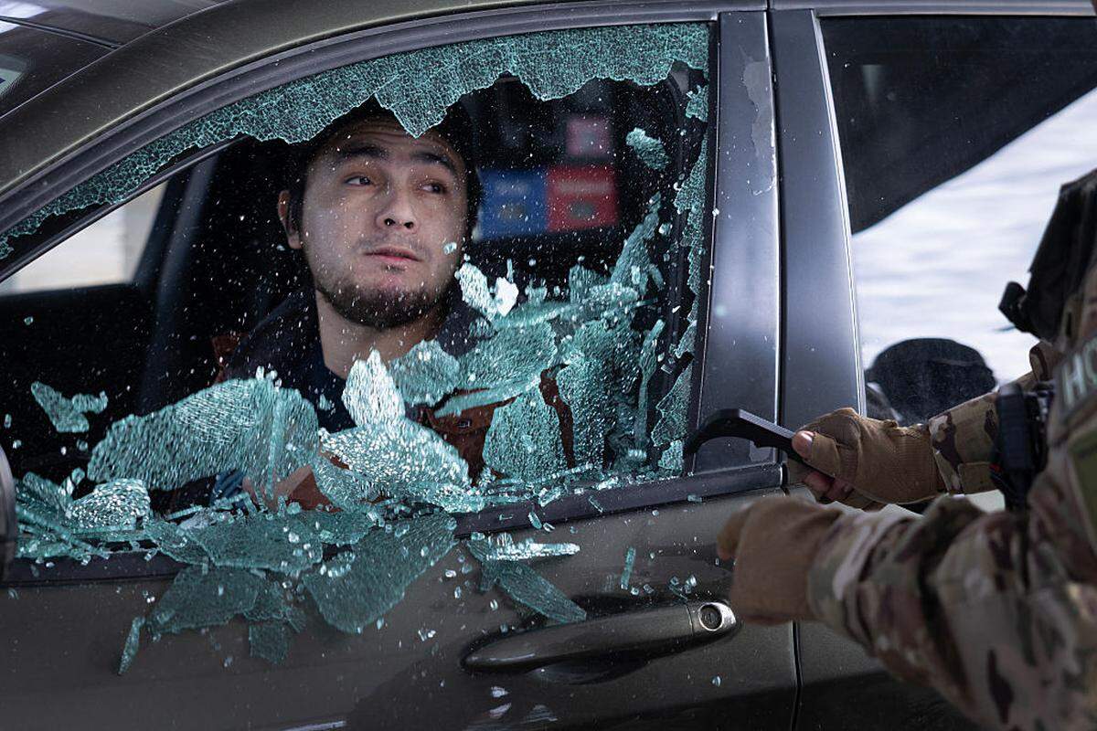 Agentes de la Patrulla Fronteriza de Estados Unidos rompieron la ventanilla del coche de un hombre antes de sacarlo a la fuerza y detenerlo, después de que este no presentara la documentación que acreditara su ciudadanía en una gasolinera el domingo, 11 de enero de 2026, en St. Paul, Minnesota.