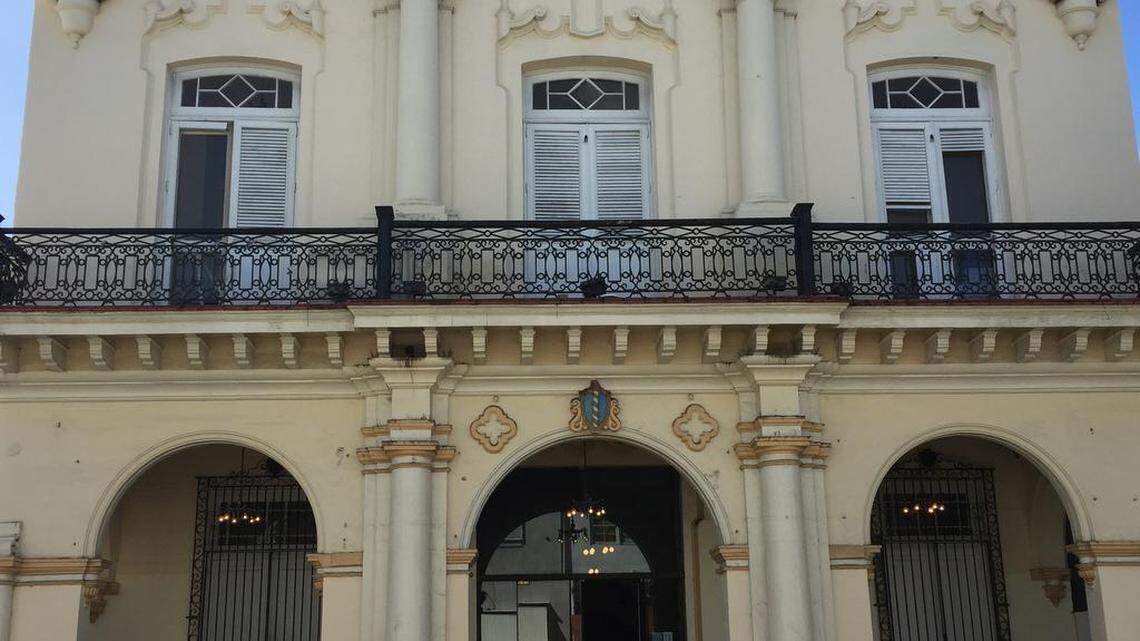 Fachada del Instituto San Carlos en la calle Duval, en Cayo Hueso, Florida en enero del 2017.