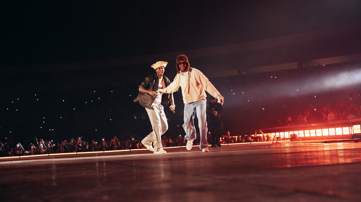 Romeo Santos apareció como invitado sorpresa en el show de Bad Bunny para una versión bachata de “Bokete”. 