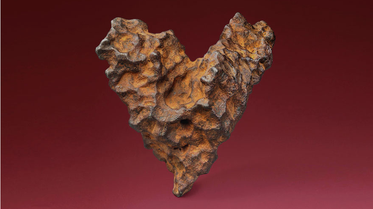 Subastan extraño meteorito con forma de corazón.