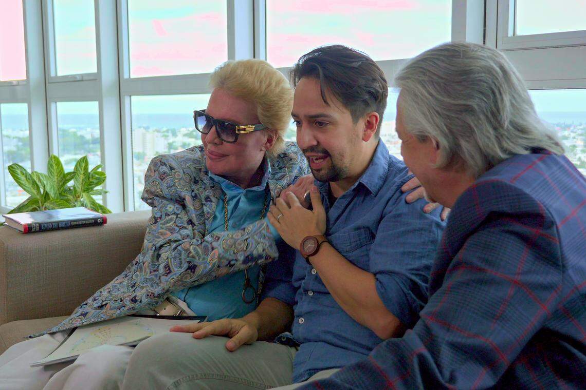 Walter Mercado con Lin-Manuel Miranda y su papá, Luis Miranda, en una escena de ‘Mucho, mucho amor’.
