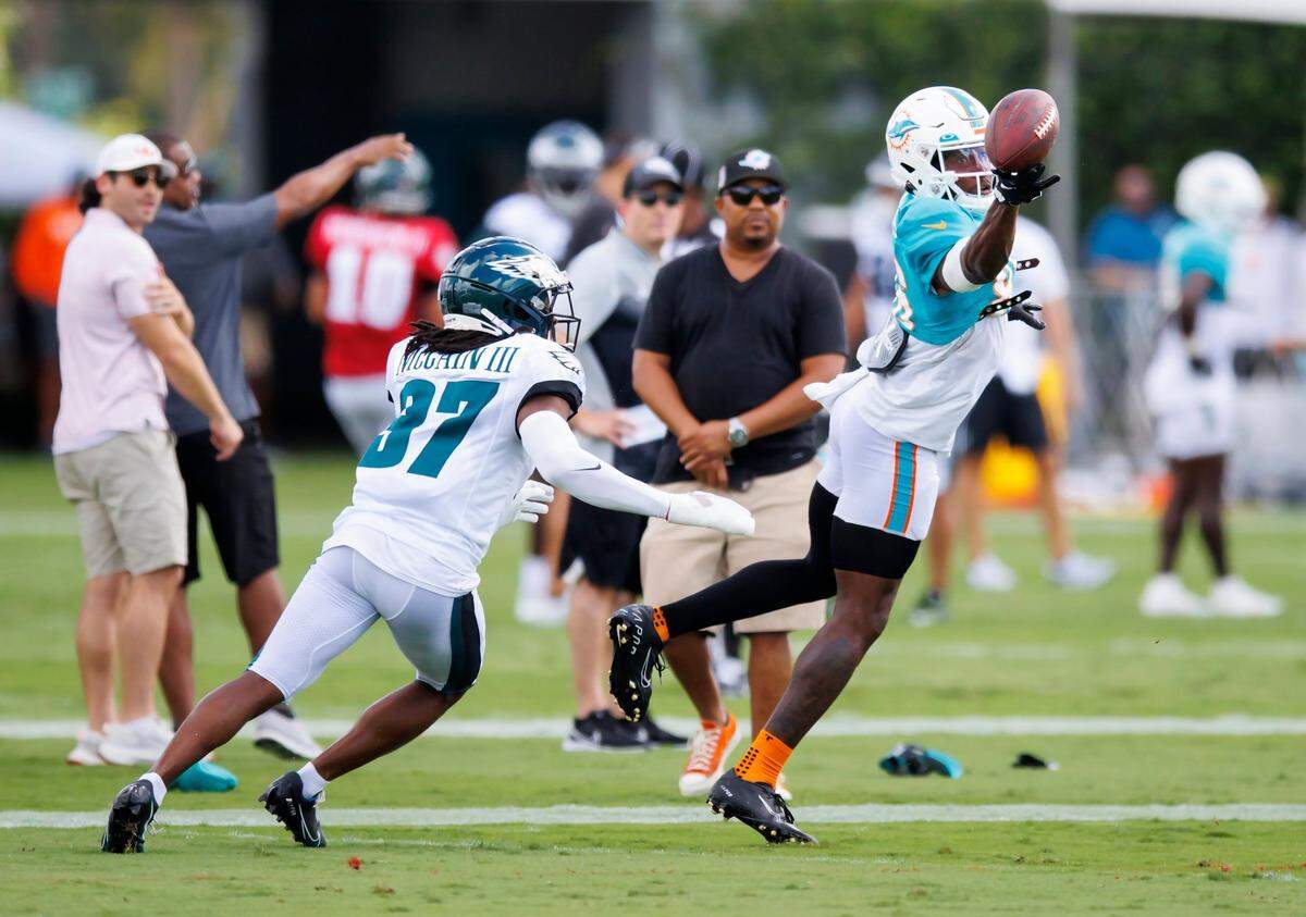 El wide receiver de los Dolphins Braylon Sanders (der.) trata de atrapar un pase ante la defensa del cornerback de los Eagles de Filadelfia, durante una práctica conjunta celebrada el 24 de agosto de 2022 en el Baptist Health Training Complex, en el Hard Rock Stadium de Miami Gardens, Florida.