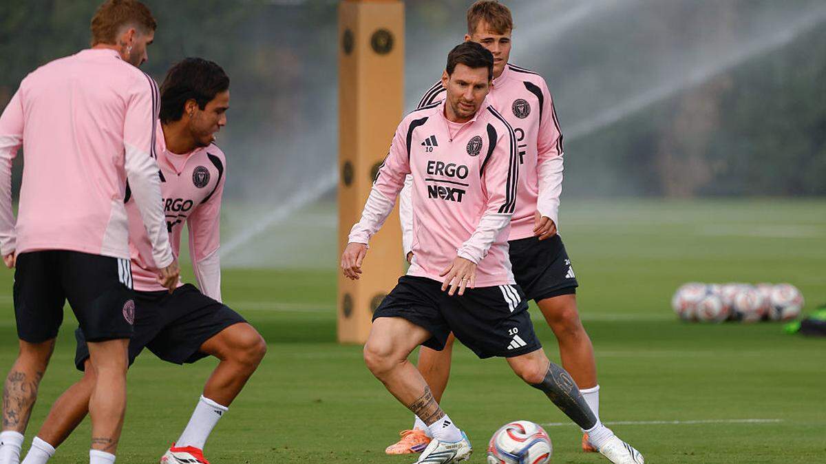 Lionel Messi (centro) entrena con otros jugadores del Inter Miami, el 28 de enero de 2026 en Fort Lauderdale, Florida. 