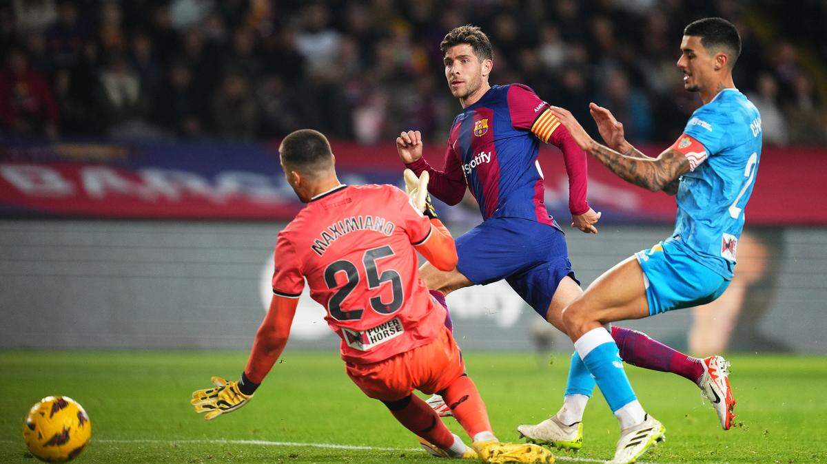 Sergi Roberto anotó un doblete en el triunfo de Barcelona 3-2 sobre el último lugar de la tabla Almería, para ponerle fin a una seguidilla de tres partidos sin ganar y recuperar el tercer lugar de la Liga de España, el miércoles 20 de diciembre de 2023. 