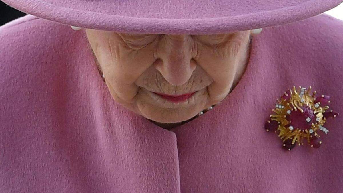 En esta foto de archivo tomada el 15 de octubre de 2020, la reina Isabel II de Gran Bretaña visita el Laboratorio de Ciencia y Tecnología de Defensa (Dstl) en el parque científico Porton Down cerca de Salisbury, en el sur de Inglaterra.