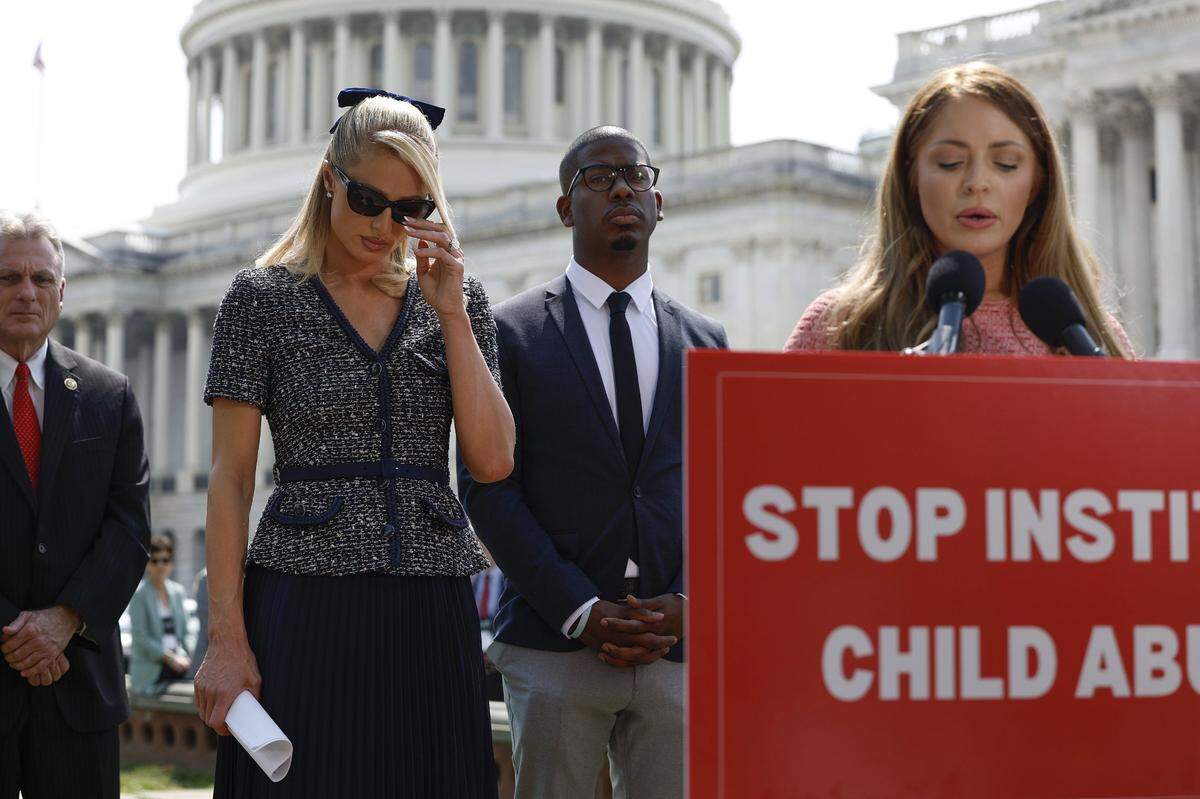 El año pasado, Hilton estuvo en Washington, DC, para abogar por el&nbsp;Stop Institutional Child Abuse Act, que establecería mejores prácticas y transparencia en los programas de atención residencial para jóvenes. 