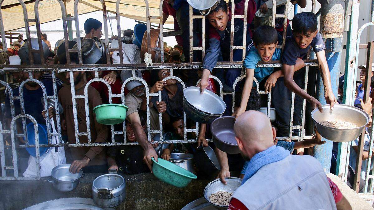 Al menos 98 personas, entre ellas 25 en puntos de distribución de ayuda humanitaria, murieron por ataques israelíes en varios lugares de la Franja de Gaza en las últimas horas desde el pasado domingo.