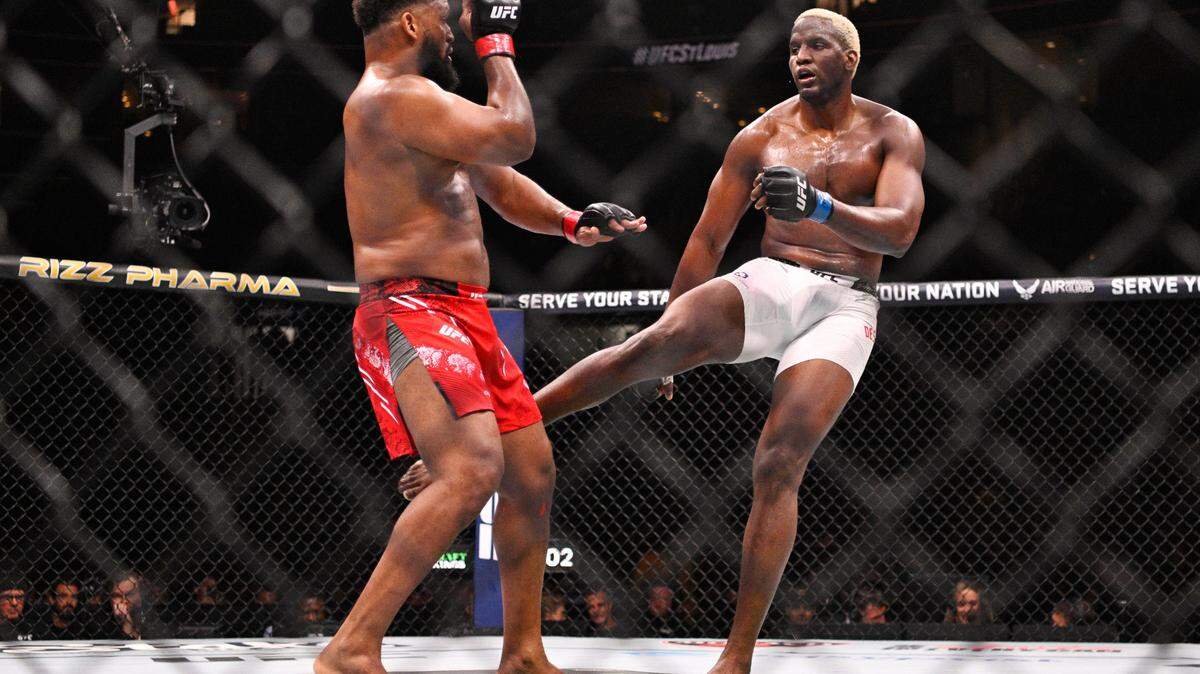 El cubano Robelis Despaigne (der.) golpea a Waldo Cortés-Acosta en la pelea de UFC celebrada el 11 de mayo de 2024 en San Luis.